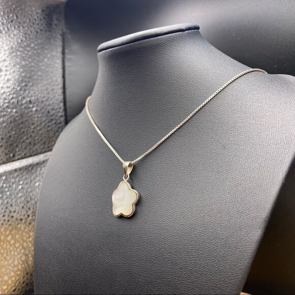 925 silver 18 in box chain with approx 1/2 in floral mother of pearl pendant - Picture 3 of 5